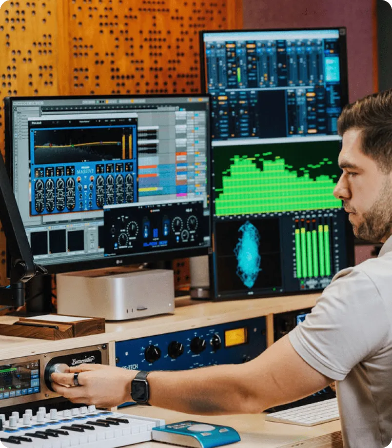 Tomasz Moskalski przy konsolecie w swoim studiu - Hugiz Records